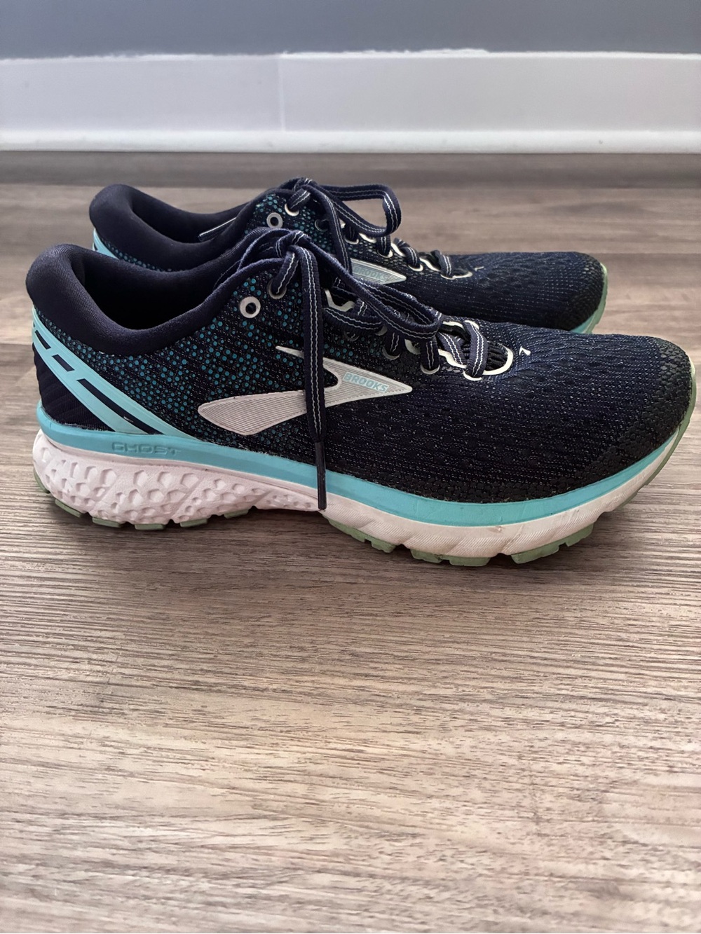 Brooks ghost woman’s Black & Teal Running Shoes wide size 6.5